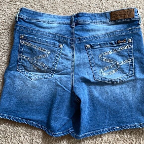 Seven7 Denim Shorts   - Picture 3 of 5